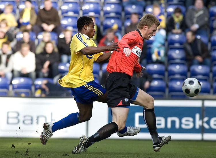 Chris Katonga, som blev matchvinder for Brøndby, i nærkamp med Esbjergs Kristian Onstad. 