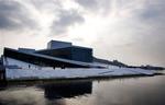 Med hvid italiensk marmor på ydersiden rejser den nye norske opera sig fra fjordens vande. 