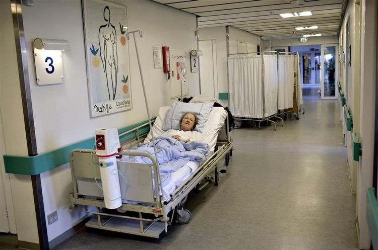 Kræftsyge har i flere tilfælde været placeret på hospitalsgange på grund af pladsmangel. Arkivfoto. 
