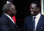 Kenyas præsident Mwai Kibaki (tv) er blevet enig med opposionens leder Raila Odinga om en koalitionsaftale. Arkivfoto. 