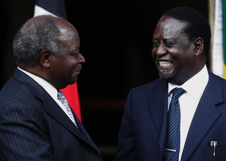 Kenyas præsident Mwai Kibaki (tv) er blevet enig med opposionens leder Raila Odinga om en koalitionsaftale. Arkivfoto. 