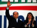 Den tidligere regeringsleder Berlusconi (tv.), her sammen med den tidligere diktator Mussolinis barnebarn, Alessandra, står til at vinde parlamentsvalget. 