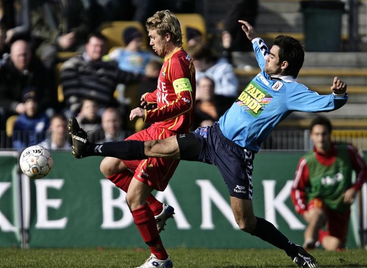 FC Nordsjællands Henrik Kildentoft og AGF's Jerry Lucena strækker sig efter bolden. 