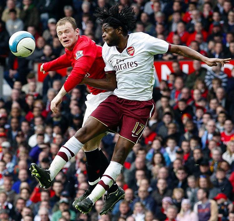 Manchester Uniteds Wayne Rooney i duel med Arsenals Alexandre Song. 