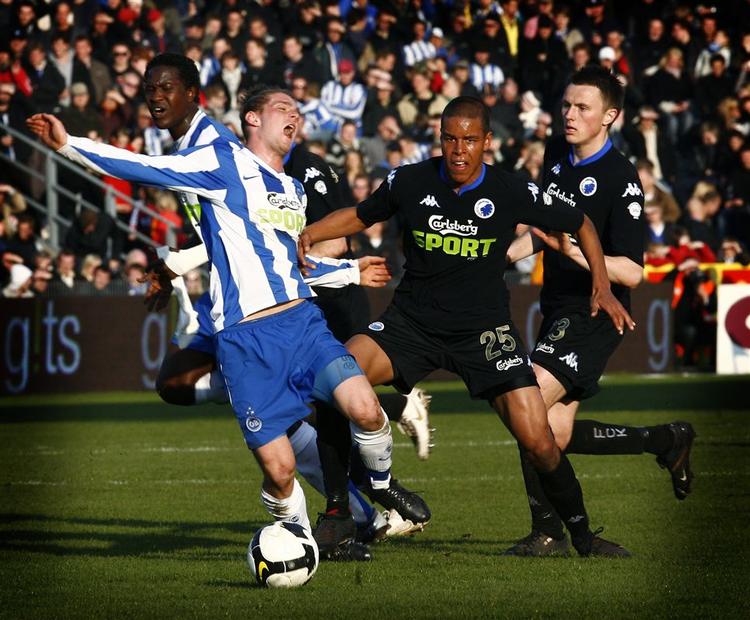 OB's Johan Absalonsen bliver fældet af FCK's Mathias Zanka i dagens SAS-Liga kamp mellem OB og FC København på Fionia Park i Odense. 