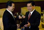 Taiwans nyvalgte vicepræsident Vincent Siew og Kinas præsident Hu Jintao mødes på den sydkinesiske ø Hainan. 