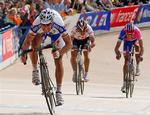 Tom Boonen overspurter sine to følgesvende på opløbet af Paris-Roubaix. CSC's Fabian Cancellara ses i midten. 