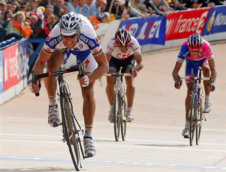 Tom Boonen overspurter sine to følgesvende på opløbet af Paris-Roubaix. CSC's Fabian Cancellara ses i midten. 