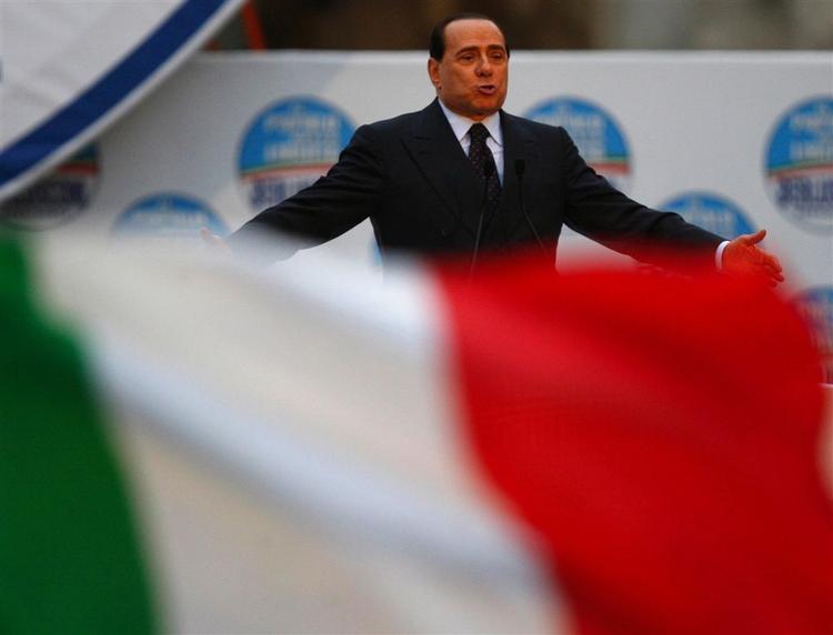 »Jeg vil omgående tage fat om affaldsproblemerne og Alitalia«, sagde Berlusconi i sin første erklæring efter sejren. 