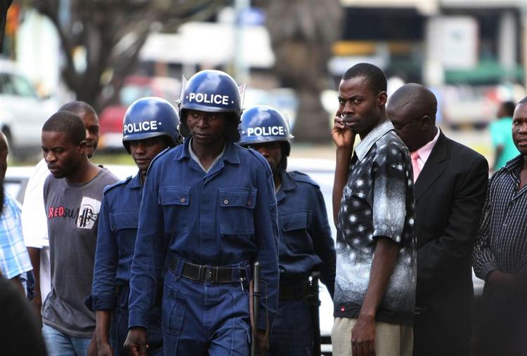 Politi og soldater er sendtpå gaden i hovedstaden Harare. 