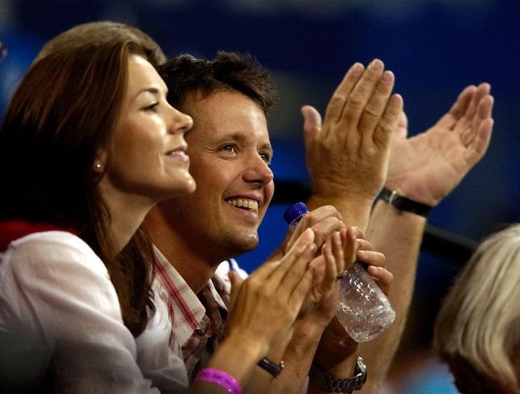 Kronprins Frederik og kronprinsesse Mary til håndboldkamp under OL i Athen 2004. 
