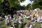 Folk i hobetal, en del yngre end de jazzfans på fotografiet her, melder sig til 'åben havefest' i Kongens Have. 