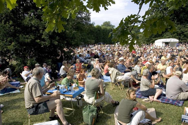 Folk i hobetal, en del yngre end de jazzfans på fotografiet her, melder sig til 'åben havefest' i Kongens Have. 