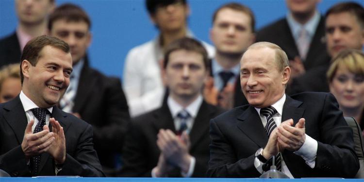 Ruslands kommende  præsident Dmitry Medvedev sammen med Vladimir Putin på dagens møde i regeringspartiet Det Forenede Rusland. 