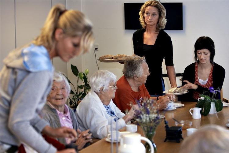 Der kan være så få social- og sundhedshjælpere ansat på et plejehjem, at der ikke er nok til at strejke. Arkivfoto. 