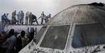 Redningsarbejdere og FN-personale opererer nær det havarerede fly  i Goma, DR Congo. 