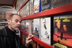 Yvonnes mand Finn foreviget i videobutikken, der nu lukker. 