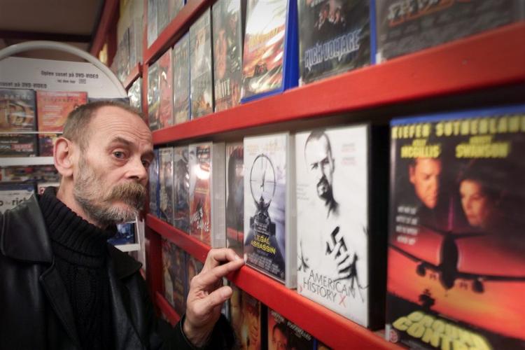 Yvonnes mand Finn foreviget i videobutikken, der nu lukker. 