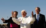 Paven ankommer til Guds eget land og bliver modtaget af USA's præsident George W. Bush 