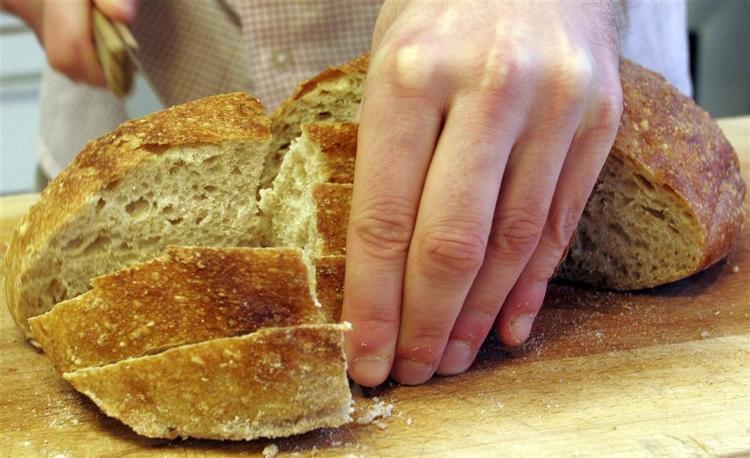 Brød og mel er nogle af de varer, der koster danskerne ekstra dyrt, fordi konkurrencen halter. 