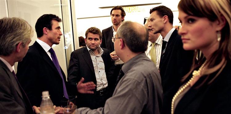 Michael Ulveman (stribet skjorte i midten) arbejdede for statsministeren under valgkampen - skatteyderne betalte. Arkivfoto. 