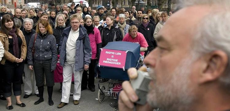 BUPL's landsformand Henning Pedersen forsøgte kort at forsvare BUPL's håndtering af lønforhandlingerne til de vrede pædagoger ved dagens demonstration foran BUPL's hovedkvarter. 