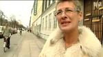 Conni Christensen tager ingen chancer i dag, selv om størstedelen af de kommunale parkeringsvagter er i strejke. 