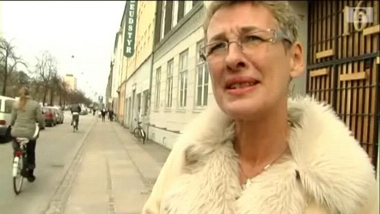 Conni Christensen tager ingen chancer i dag, selv om størstedelen af de kommunale parkeringsvagter er i strejke. 