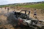 Det har været en blodig dag i Gaza i dag. Her en udbrændt bil i det nordlige Gaza. Føreren af bilen blev dræbt. 