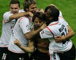 Valencias Fernando Morientes (midt) har scoret det forløsende tredje mål for Valencia i pokalfinalen mod Getafe. 