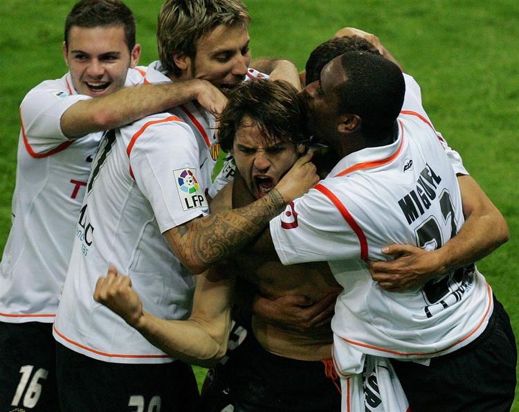 Valencias Fernando Morientes (midt) har scoret det forløsende tredje mål for Valencia i pokalfinalen mod Getafe. 