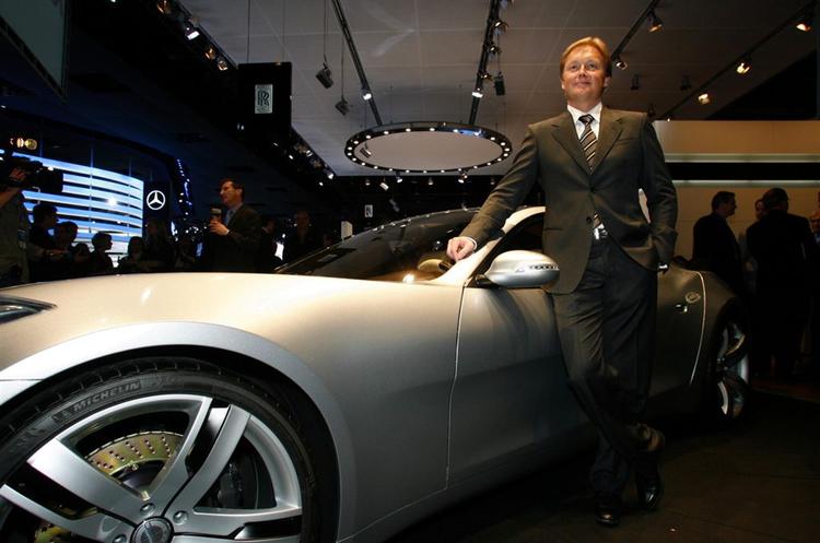 Henrik Fisker ved sin bil, Karma, på Detroit Auto Show. Han beskyldes nu for plagiat. 