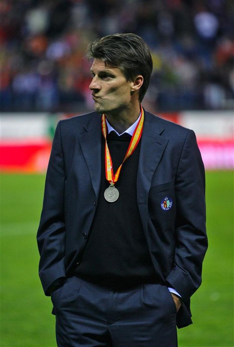 Michael Laudrup med den medalje, som han ikke ønskede sig at vinde i går i pokalfinalen i Spanien. 