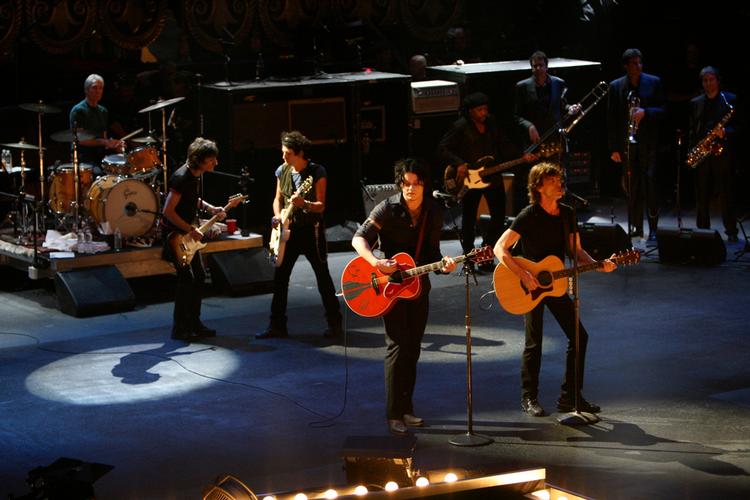 Hverken Mick Jagger (65), Keith Richards (65), Ronnie Wood (61) eller Charlie Watts (67) ser ud, som om de er klar til pension. Det er Jack White (33) ved siden af Mick Jagger.  Foto fra filmen. 