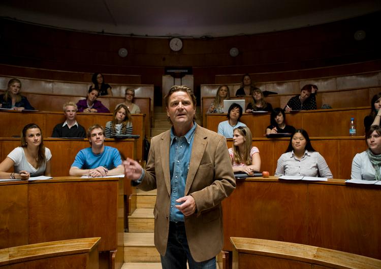 Peter Gantzler er glimrende i rollen som  Manfred, der er ansat som lektor på Psykologisk Institut og forelæser om depressioner. Foto fra filmen. 
