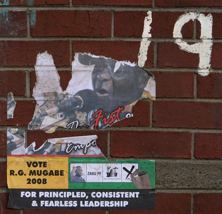 En ødelagt valgplakat med præsident Mugabe i Zimbabwes hovedstad, Harare. 