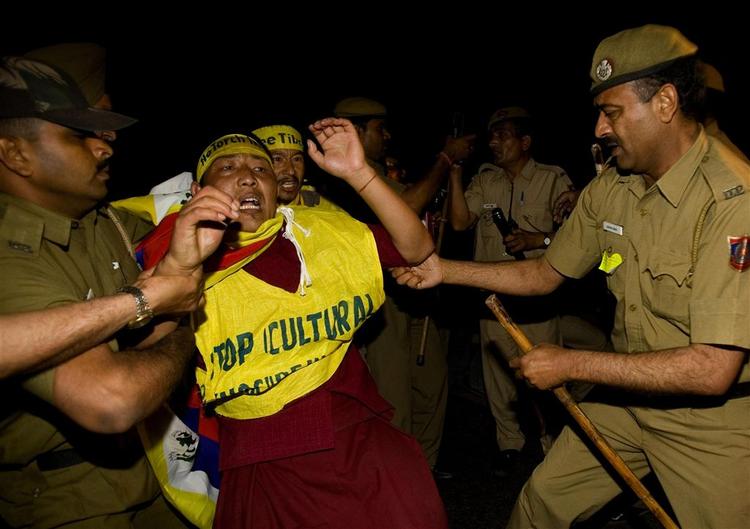 Den olympiske flamme vil blive beskyttet af 15.000 politifolk under sin rute gennem den indiske hovedstad Delhi. 