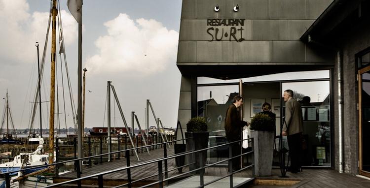 Suri på havnen i Holbæk har  store ambitioner i et ellers gastronomisk tyndt besat område. 