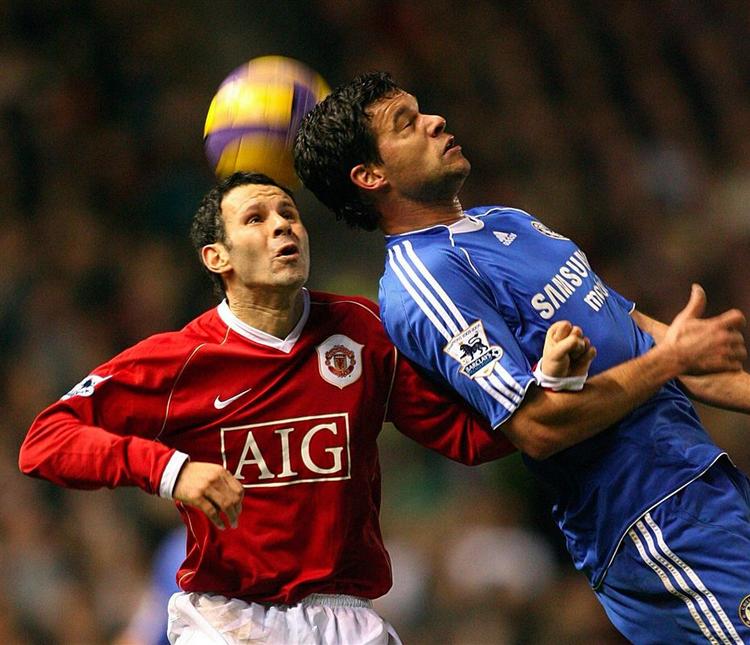 Ryan Giggs (i rødt) og Michael Ballack er to af de spillere, du kan stemme på. Arkivfoto. 