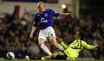 Everton's Andrew Johnson (tv) bliver tacklet af Chelsea's Ricardo Carvalho. 