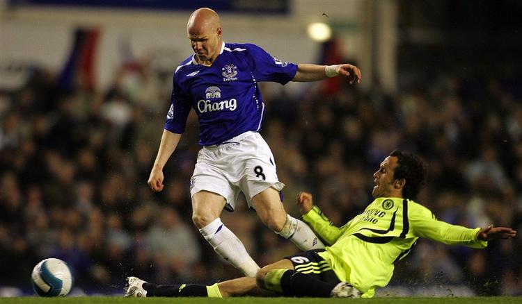 Everton's Andrew Johnson (tv) bliver tacklet af Chelsea's Ricardo Carvalho. 
