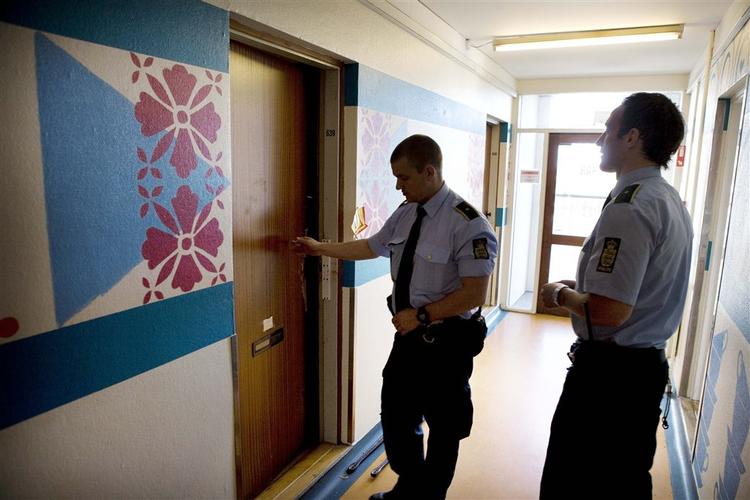 Det var her på Rebæk Søpark Kollegiet i Hvidovre, at politiet i går anholdt en mand i sagen om bortførelsen af femårige Oliver. Det var angiveligt også her, Oliver blev holdt fanget. Her til morgen var der stadig betjente på gangen. 