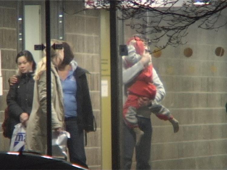 Femårige Oliver blev i går genforenet med sin familie. Her bæres han ud af sin far, efter at være blevet  undesøgt på Retsmedicinsk Institut i København. 