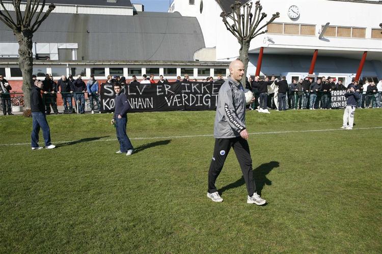 Vrede FCK-fans var mødt op med bannere og protestråb ved dagens træning. 