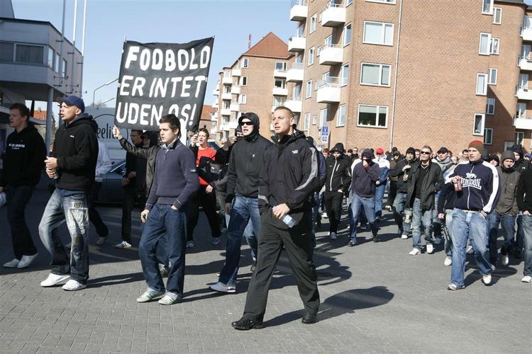 100-150 af FCK's mest rabiate tilhængere råbte 'Den hvide trøje forpligter', da de indtog anlægget på Frederiksberg. 
