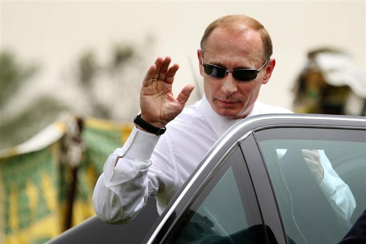 Den russiske præsident afviser rygter om, at han vil skilles fra sin kone og gifte sig med en noget yngre model. 