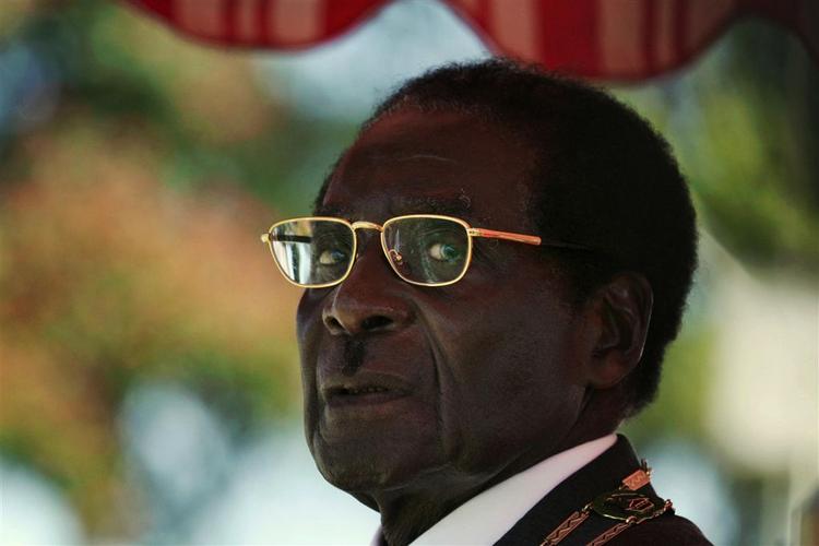 Zimbabwes præsident Robert Mugabe venter her på at holde sin tale til folket på landets uafhængighedsdag. 