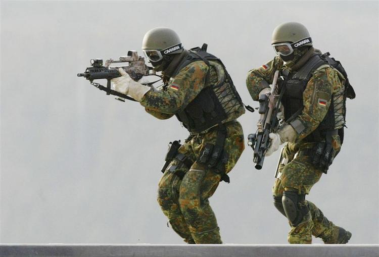 Nato-styrker er ved en fejl kommet til at kaste våben og mad ned i et Taleban-kontrolleret område. 