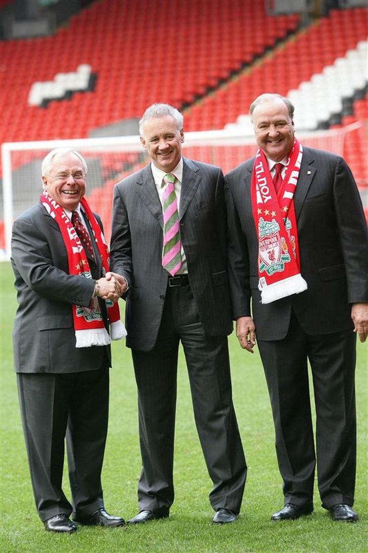 Smil ved den offielle magtoverdragelse for lidt over et år siden i Liverpool. Nu er Liverpool-direktør Rick Parry (midt) under heftig beskydning fra klubejer Tom Hicks (th). Den anden klubejer i Liverpool, George Gillett Jr (tv) forstår ikke angrebet på direktøren. Arkivfoto. 