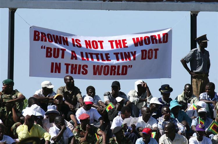 Zimbabwes præsident, Robert Mugabe, talte i går ved landets markering af 28-års dagen for uafhængighed. Og Gordon Brown fik en kommentar med på vejen. 